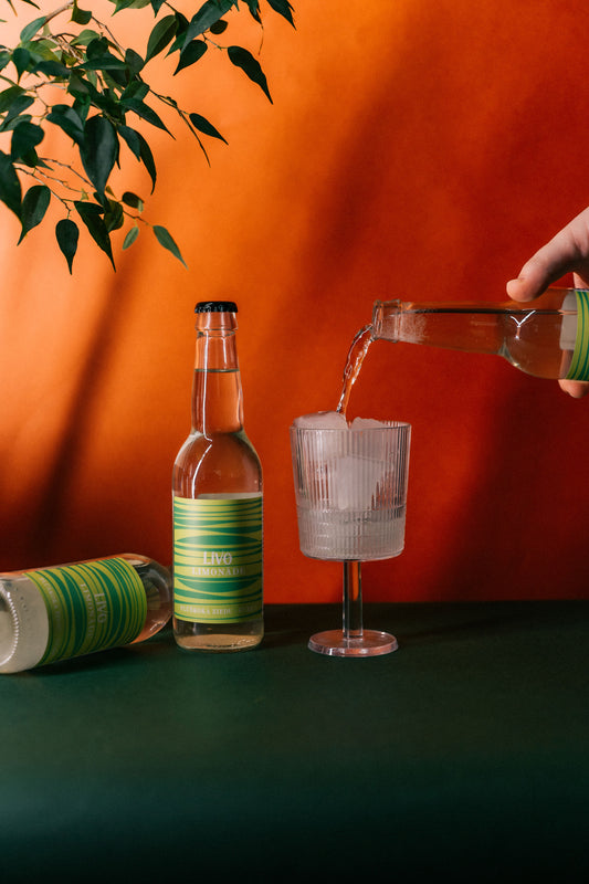 Plūškoka ziedu - gurķu limonāde